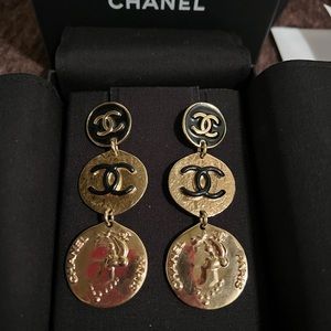 Authentic Chanel earrings 22A CC Drop earrings .